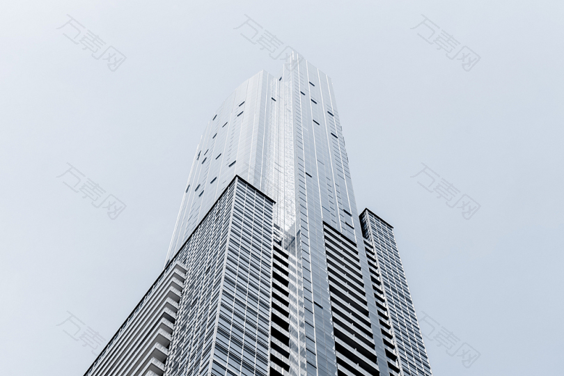 多伦多一座高大的摩天大楼映衬着淡蓝色的天空