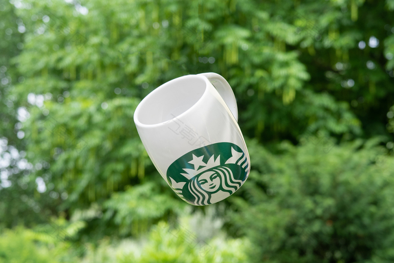 漂浮式白色和绿色星巴克陶瓷杯的选择性聚焦摄影