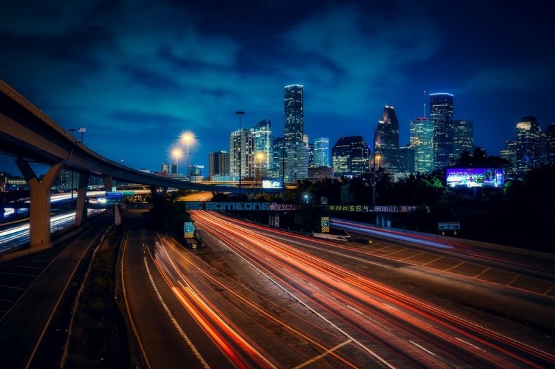 得克萨斯州休斯敦城市天际线市中心市容路公路灯发光夜晚上建筑物