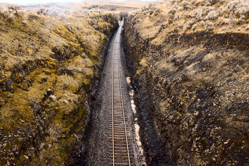 褐石山之间的铁路