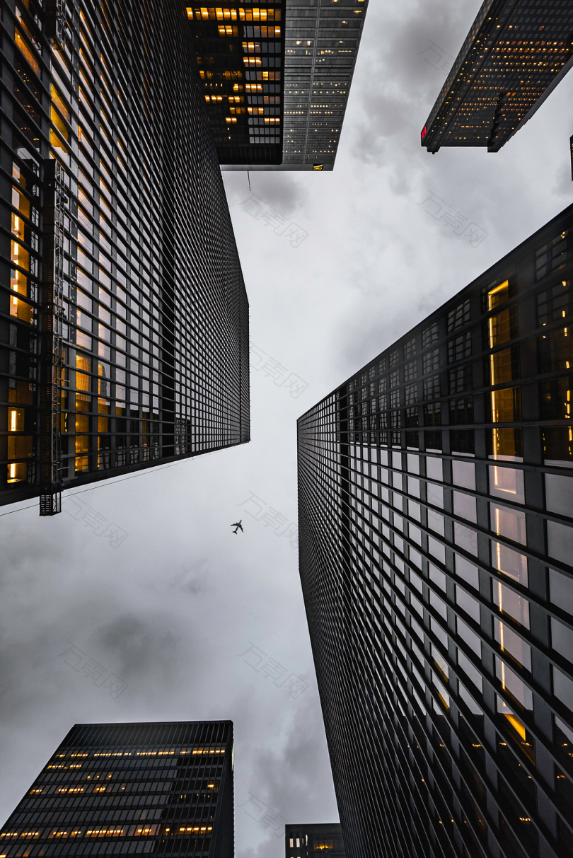 黑色高耸混凝土城市建筑物的低角度照片