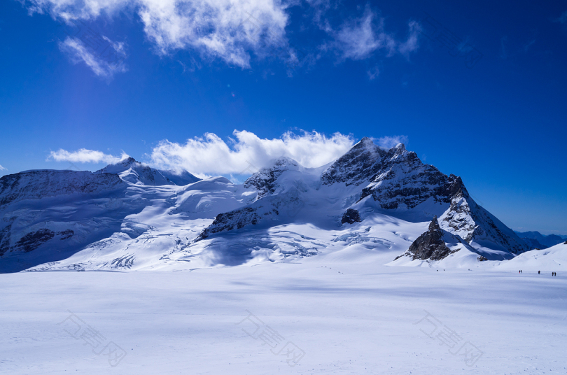 平静蓝天下的雪山