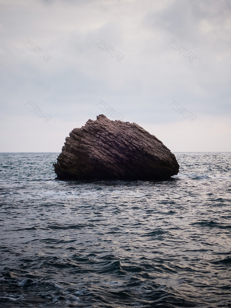 水上的棕色岩石