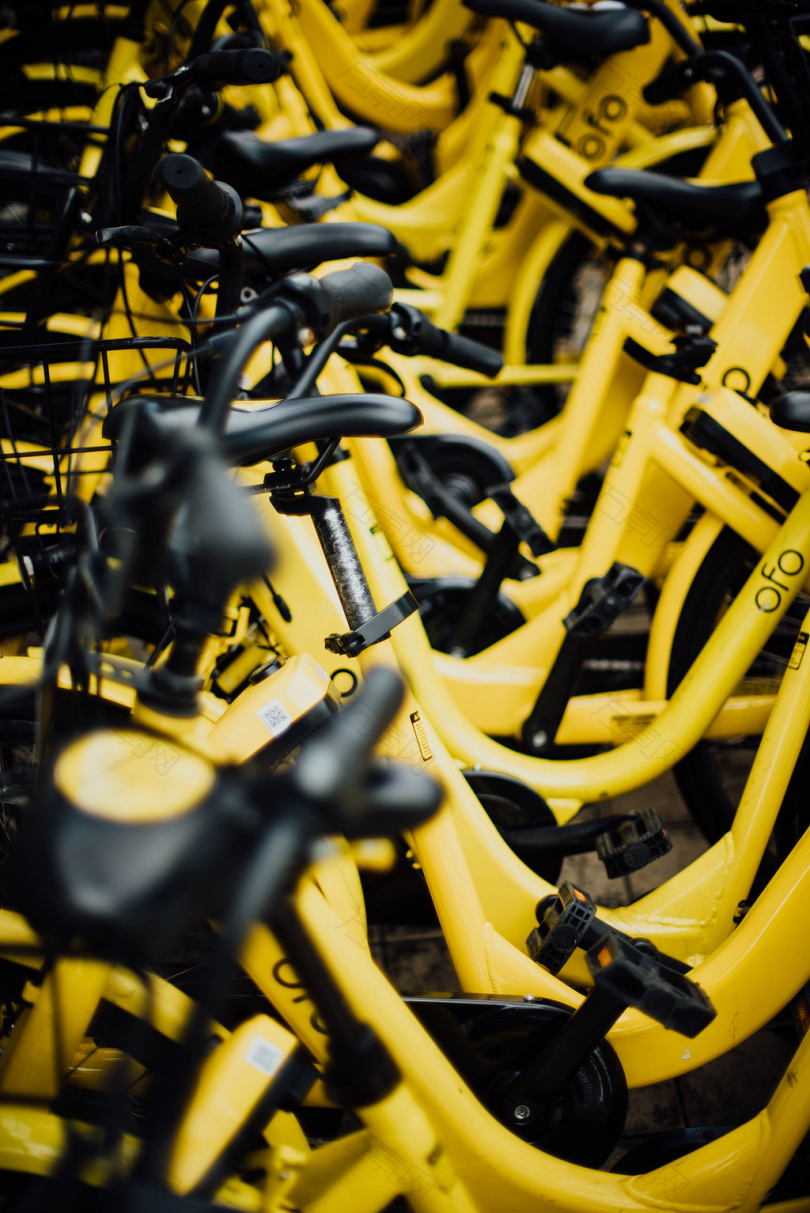 黑色和黄色自行车场地的浅对焦摄影