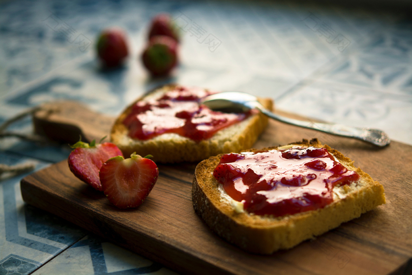 草莓酱面包照片