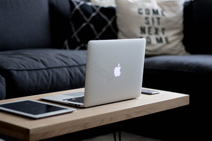 棕色木桌子上的MacBook空气