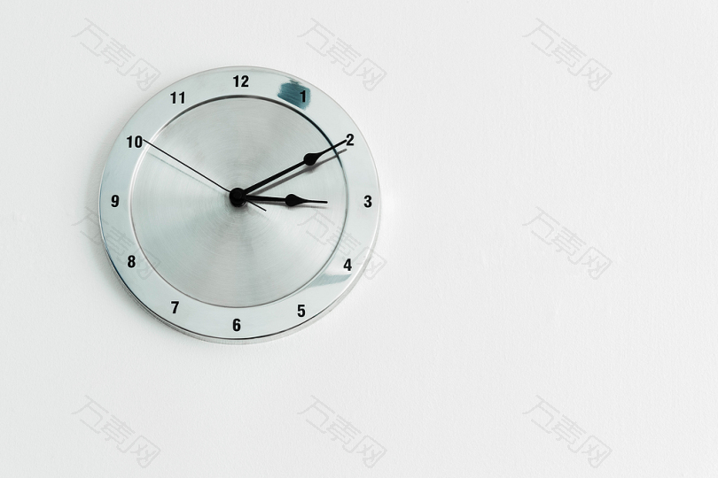 显示3:10时间的圆形不锈钢模拟挂钟