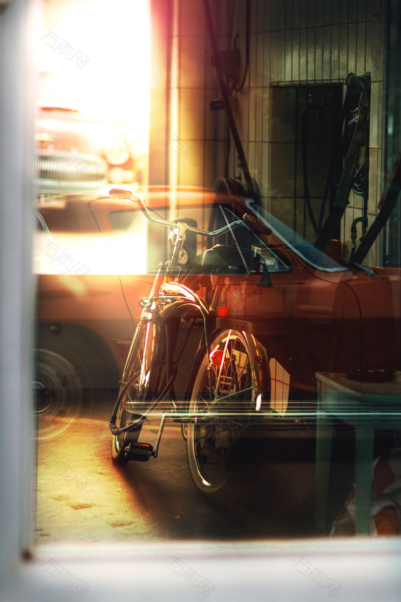 停在玻璃窗旁的灰色和黑色公路自行车