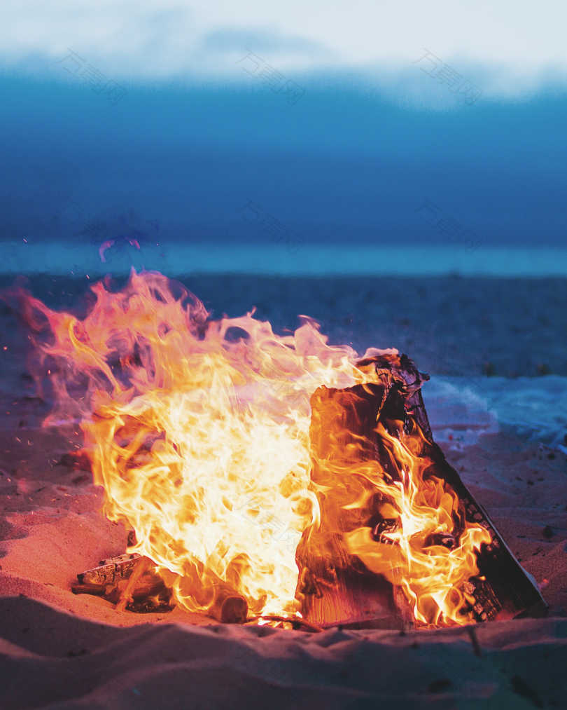 海滩附近燃烧的篝火