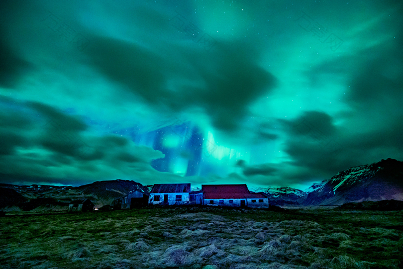 绿色星云与房屋的景观摄影