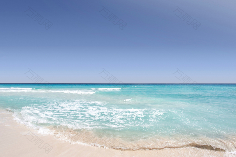 晴朗的蓝色海洋在沙质海岸上清澈的一天