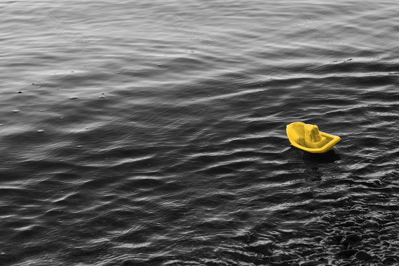 漂浮在水面上的黄色塑料船玩具