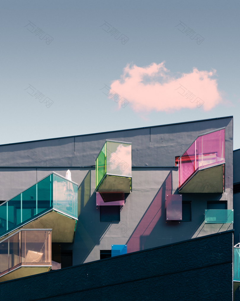 现代建筑粉红色阳台建筑结构抽象外观设计色彩都市城市粉色云彩云彩高清壁纸背景阳光影子光线