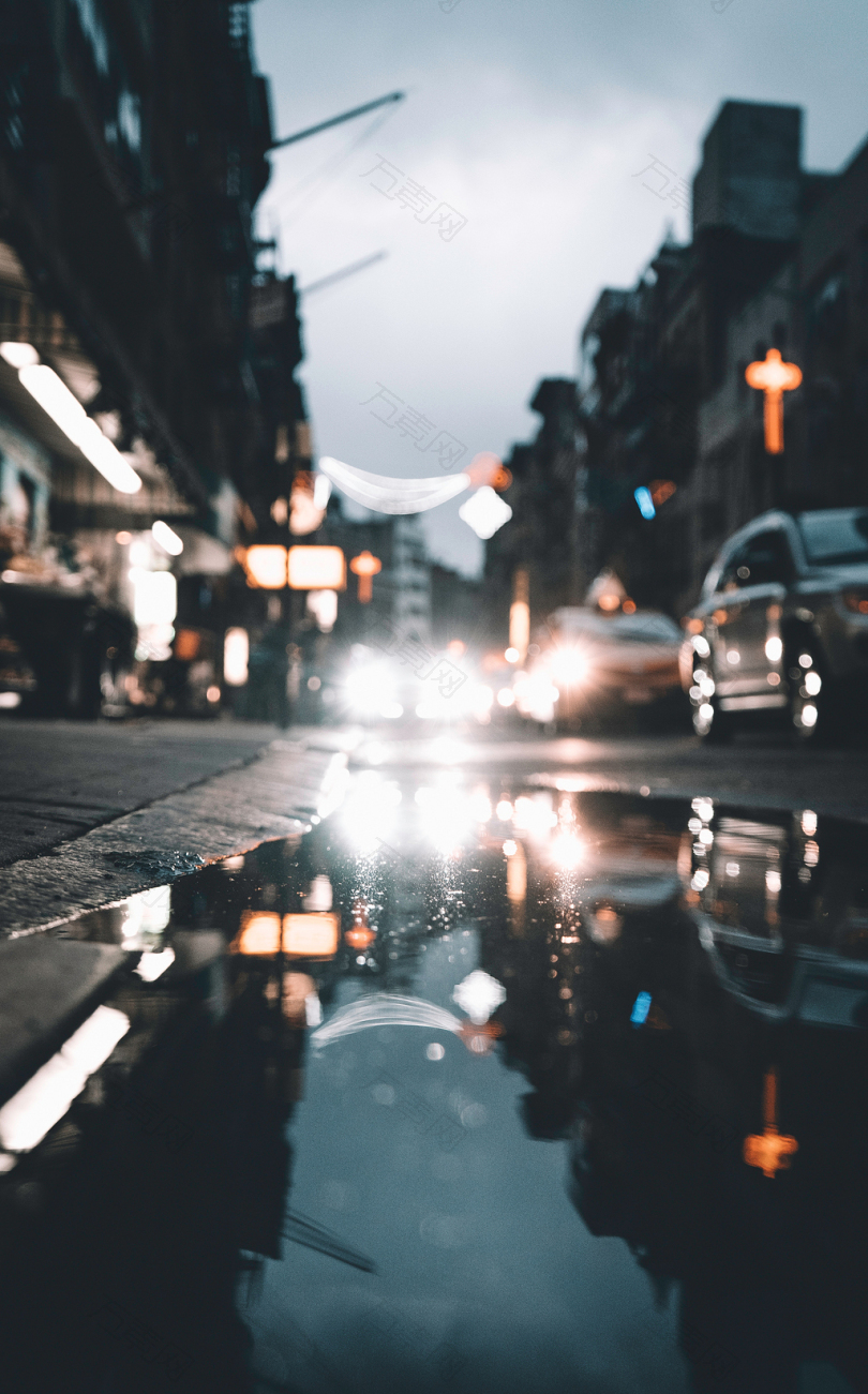 街道水坑汽车建筑灯光反光车辆雨水水夜晚黄昏火炬建筑城市城市人暴风雨旅行交通黑暗