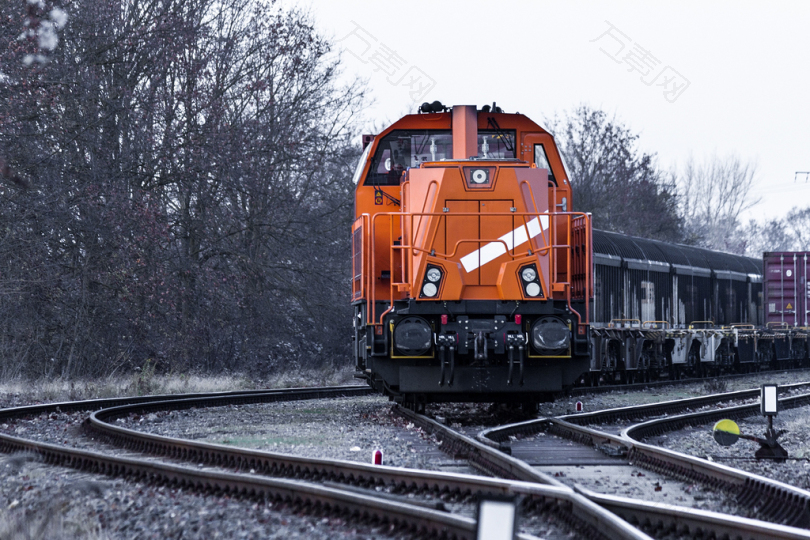 火车铁路铁路线的传输系统货运列车机车车辆铁路钢轨运输疯草