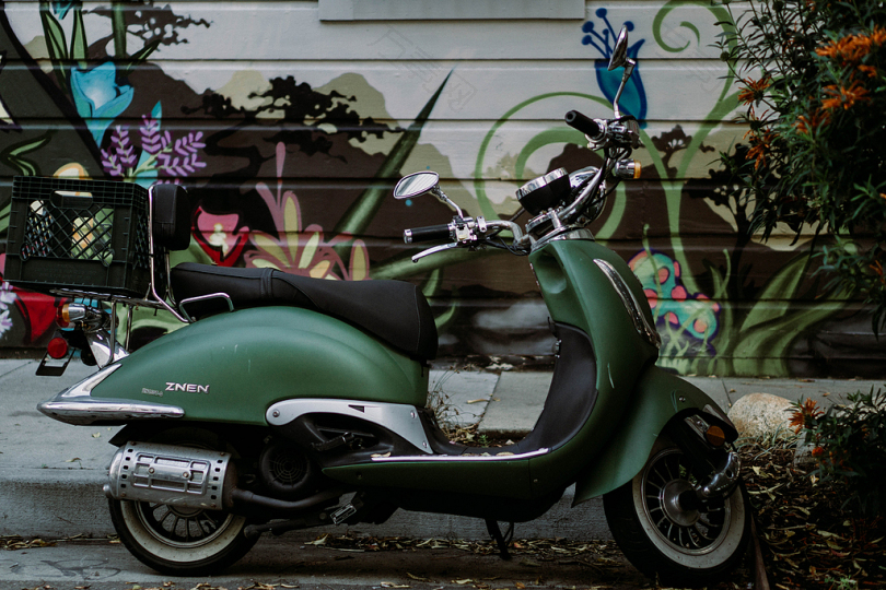 绿色和黑色摩托车