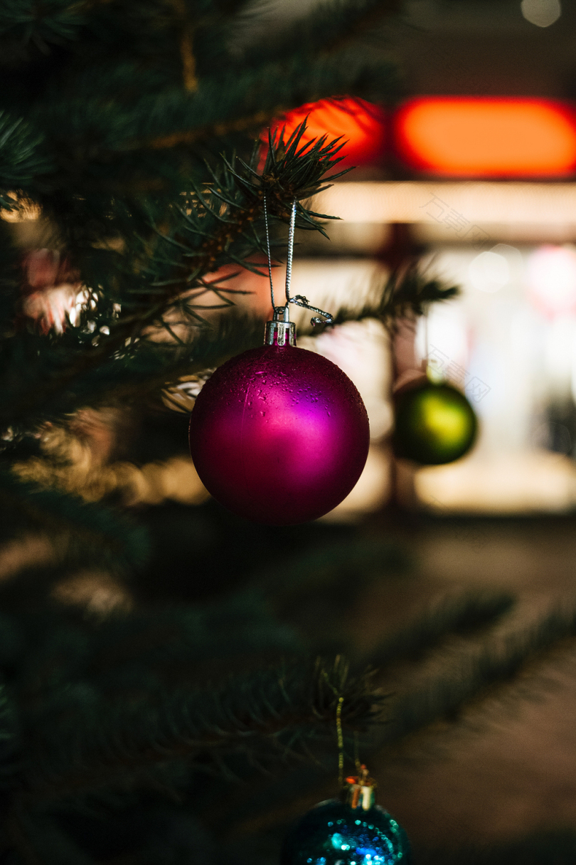 圣诞树上悬挂的紫色小玩意儿特写镜头