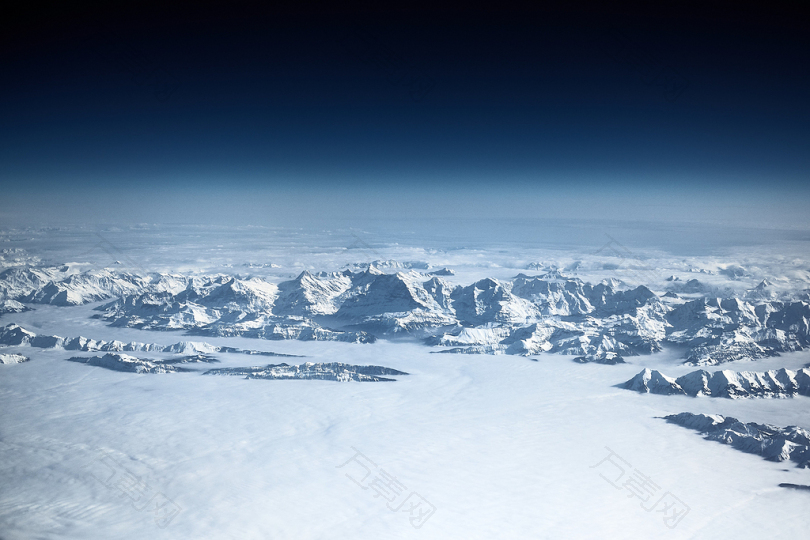 白雪覆盖山的鸟瞰摄影