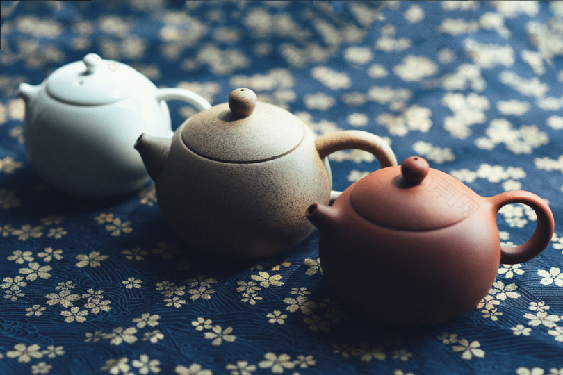 三款彩色茶壶