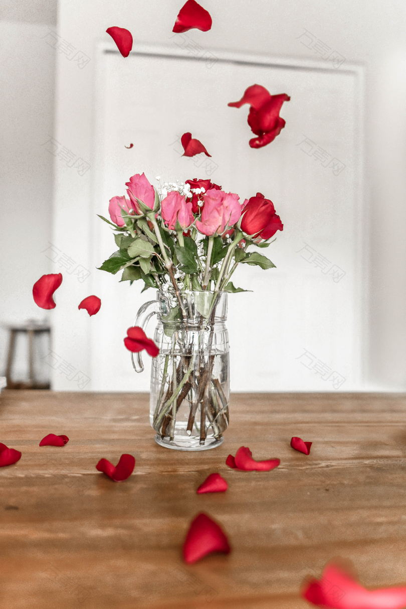 透明玻璃花瓶上的粉红玫瑰