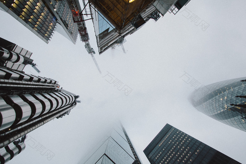 覆盖雾的高层建筑低角度照片