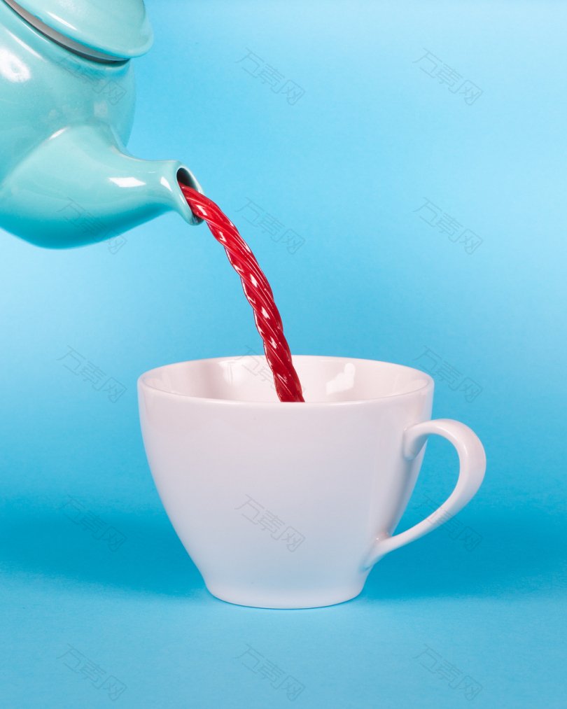绿茶壶倒红液白茶杯特写摄影