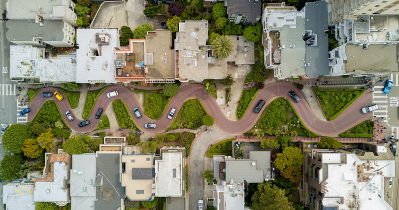 灰色混凝土房屋和棕色道路的航空摄影