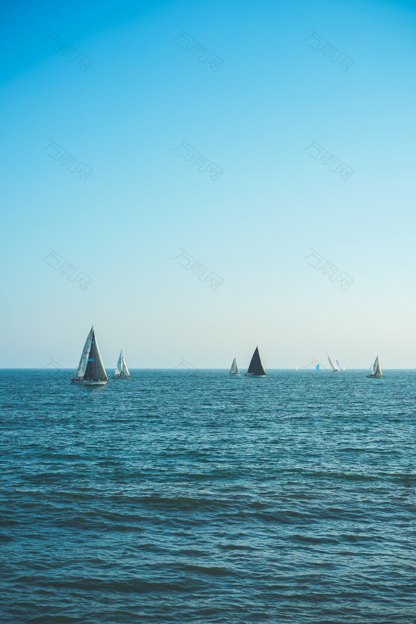 白天水面上的帆船