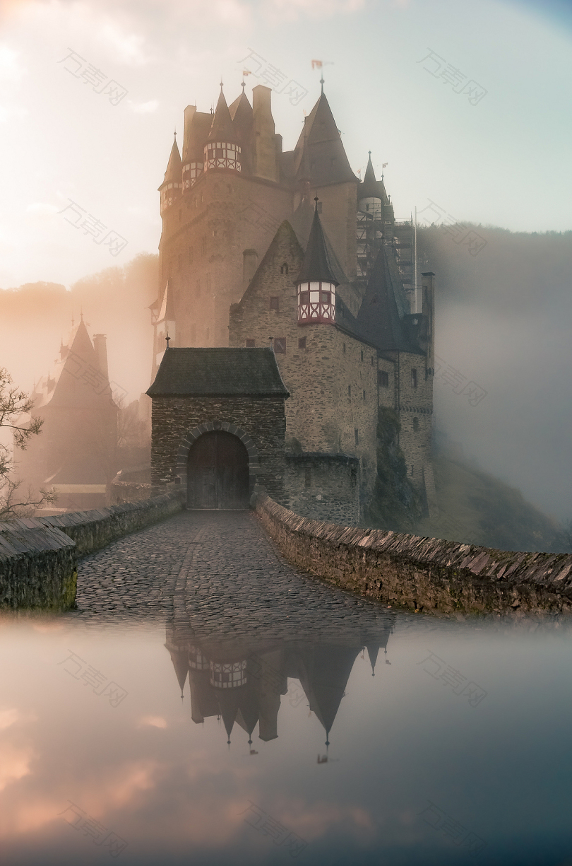 一座被雾气包围的城堡的倒影