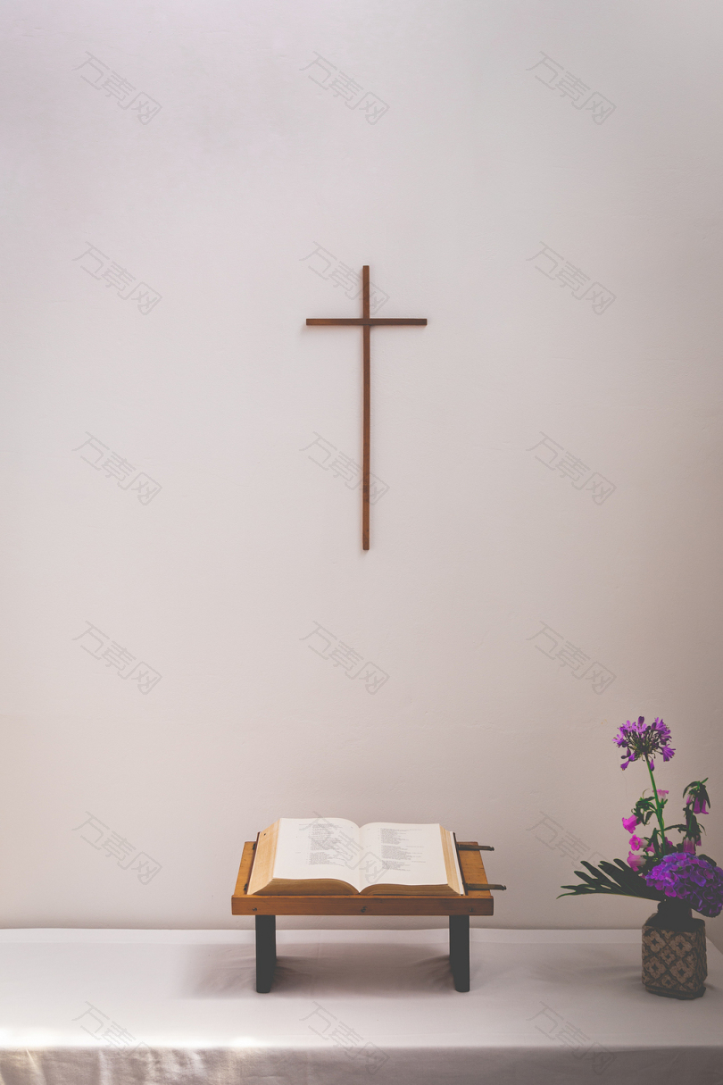 墙上的十字架上的圣经