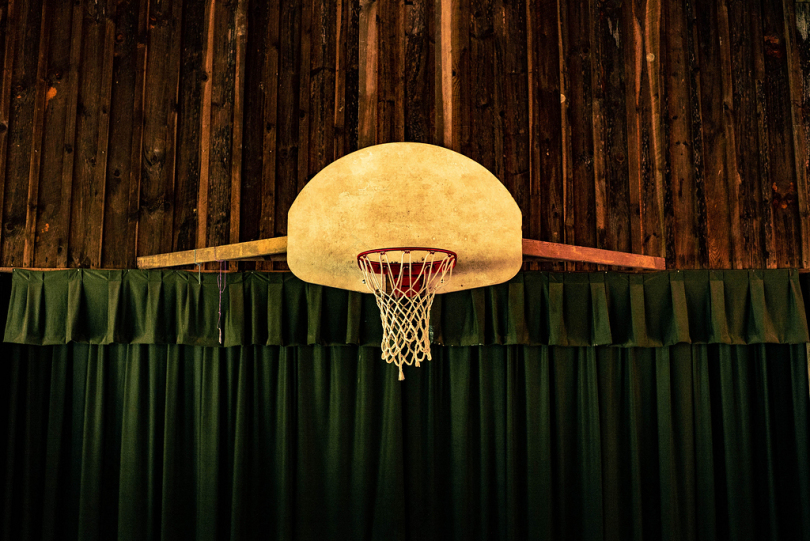 棕色和红色篮球篮筐靠近绿色窗帘