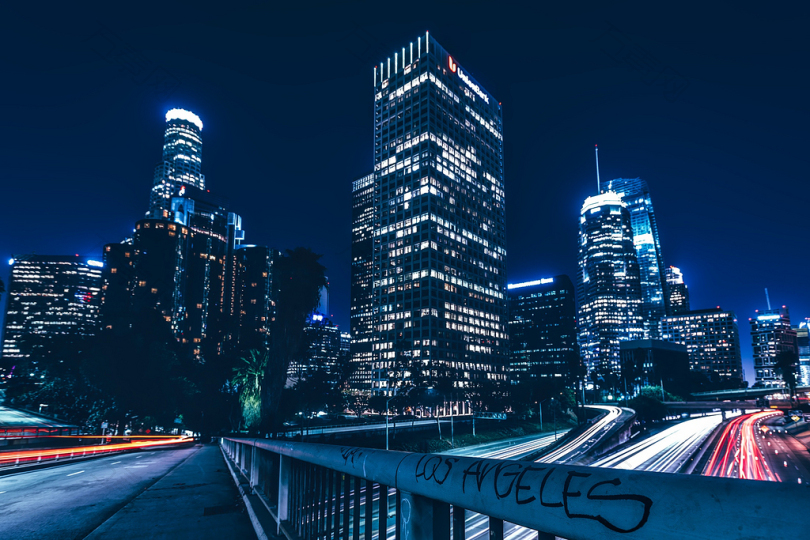 洛杉矶加利福尼亚州城市建筑物摩天大楼市容市中心天际线灯夜晚上公路