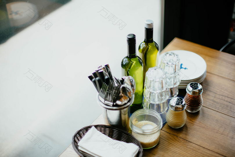 餐桌胡椒罐头餐厅咖啡馆玻璃盐糖碟子餐巾瓶子水餐吃服务招待