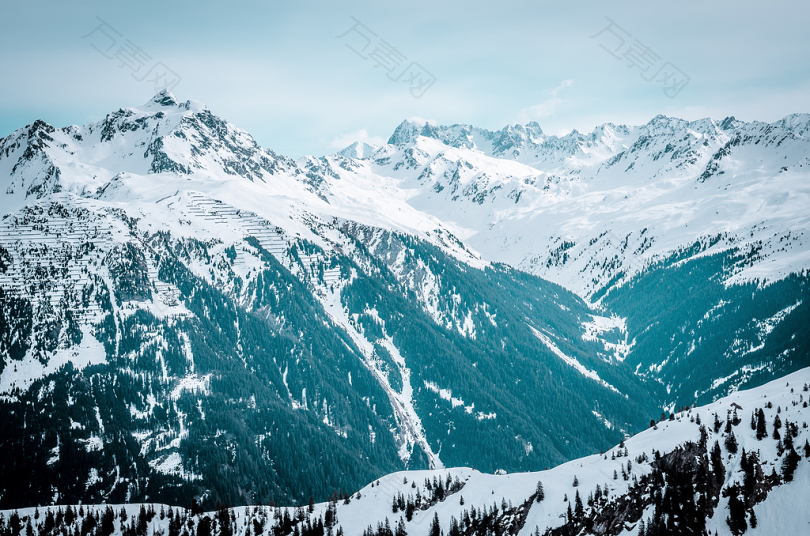 蓝天下的高山阿尔卑斯山