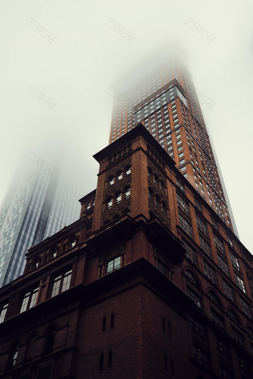 棕色建筑一半被雾气笼罩