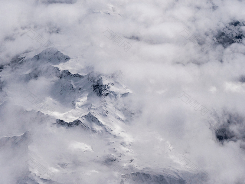 山山脉云雪峰荒野白色崎岖景观自然无人机视图平面顶部