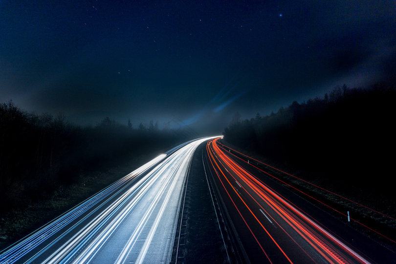 公路灯夜路聚光灯长时间曝光速度运动汽车交通红色白刹车灯尾灯