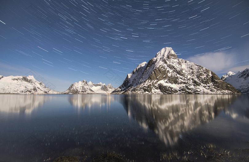 星光附近高山阿尔卑斯山的时间摄影