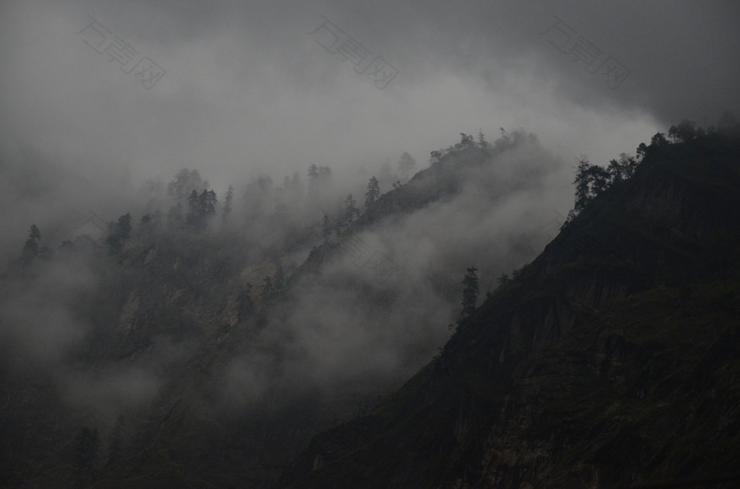 雾气笼罩的黑山