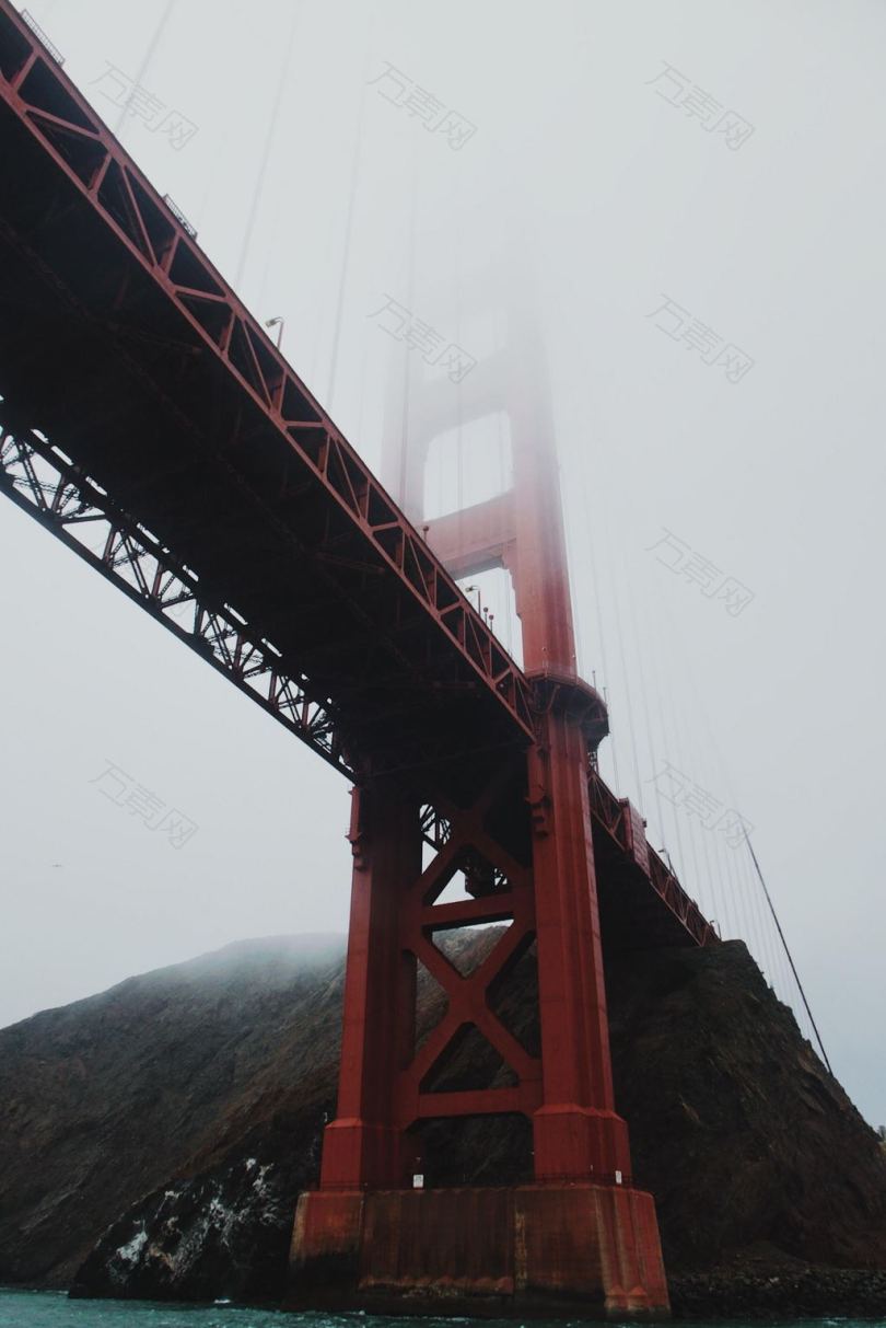 被雾笼罩的金门大桥的鸟瞰图