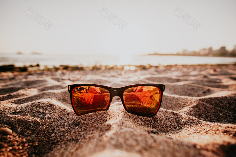 沙滩上的太阳眼镜