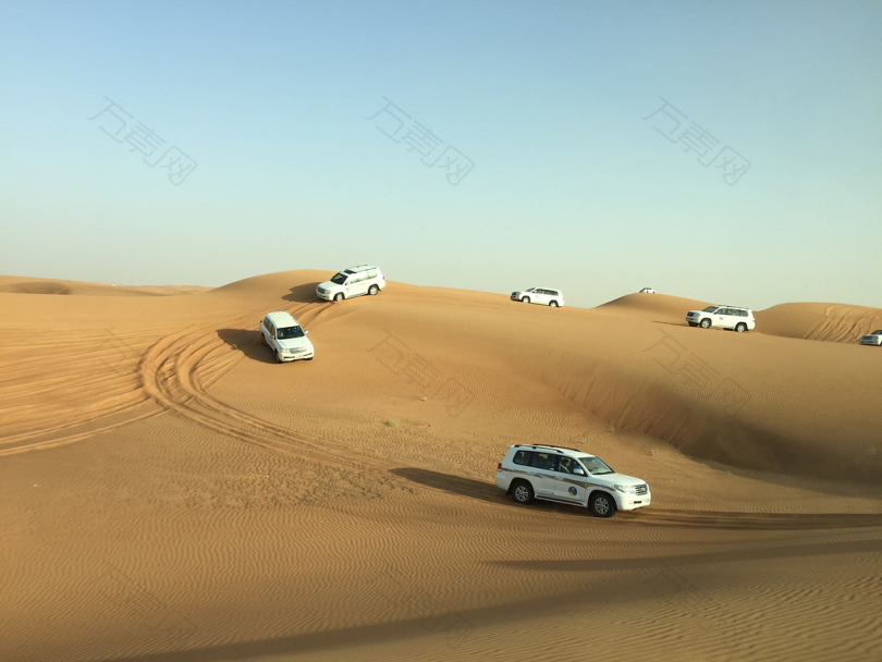 沙漠越野的汽车