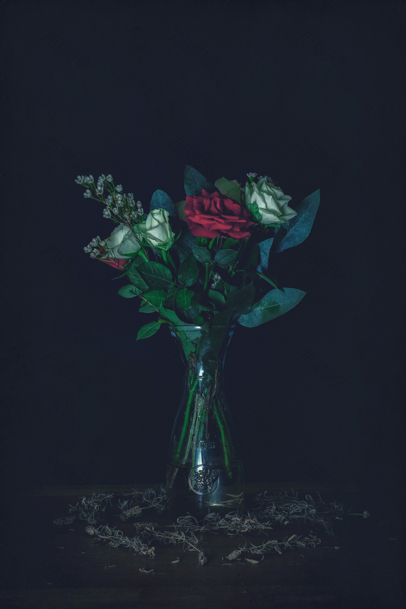 花瓶里的红玫瑰和白玫瑰