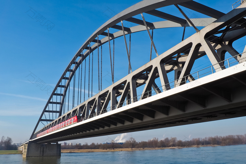 架构桥建设金属框架河过渡天空水铁路火车金属银行轨道交通运输