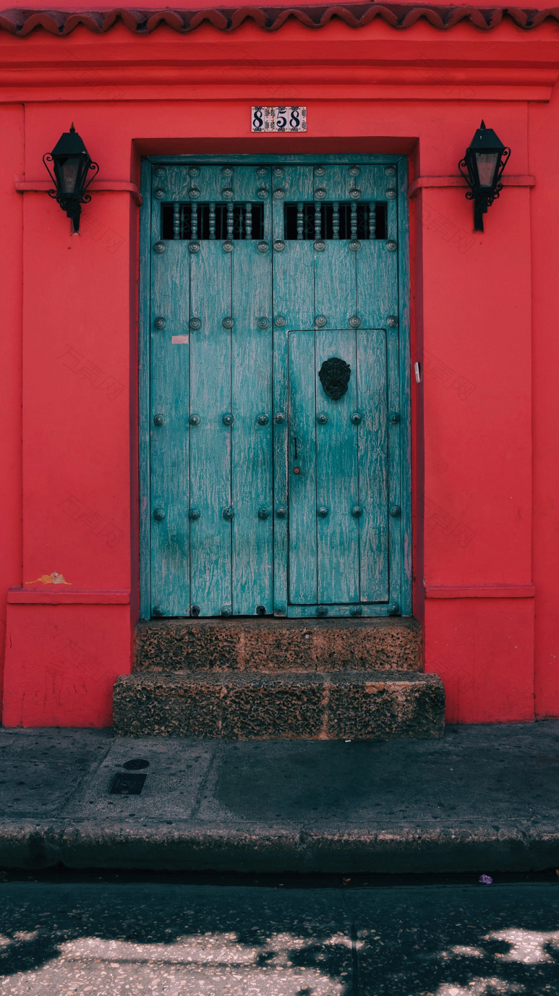 红墙里的蓝色木门