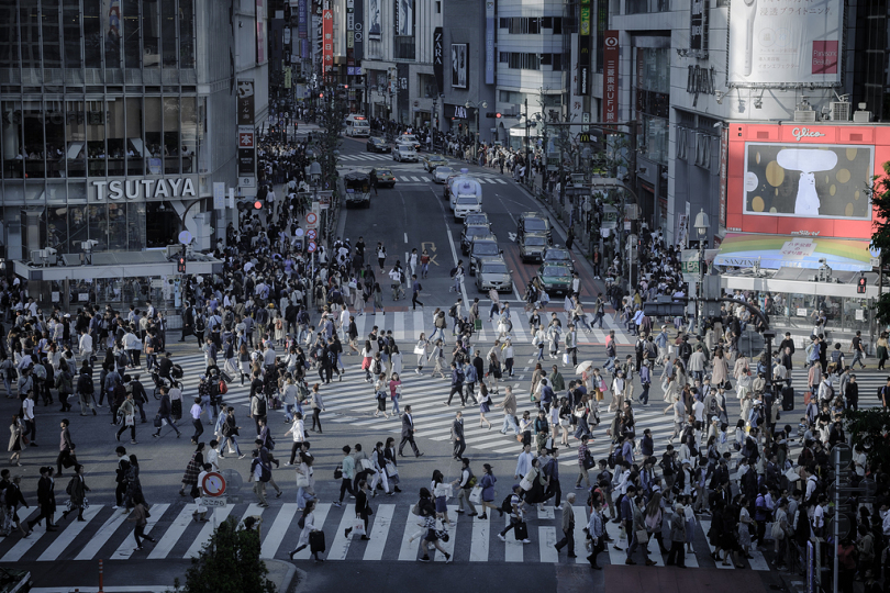 日本街十字路口人行道行人