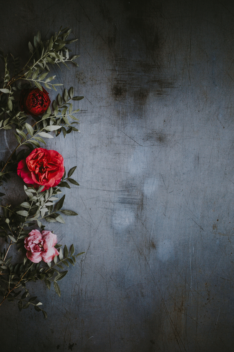 红玫瑰和红玫瑰的浅聚焦摄影