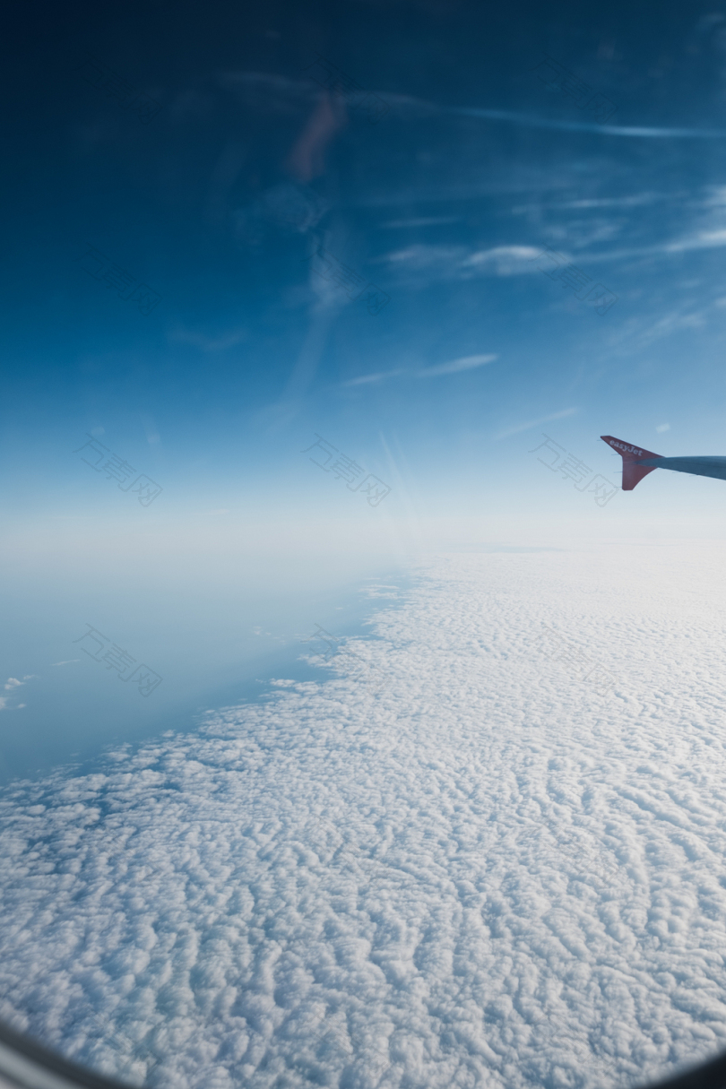 白天飞行在云层上的飞机