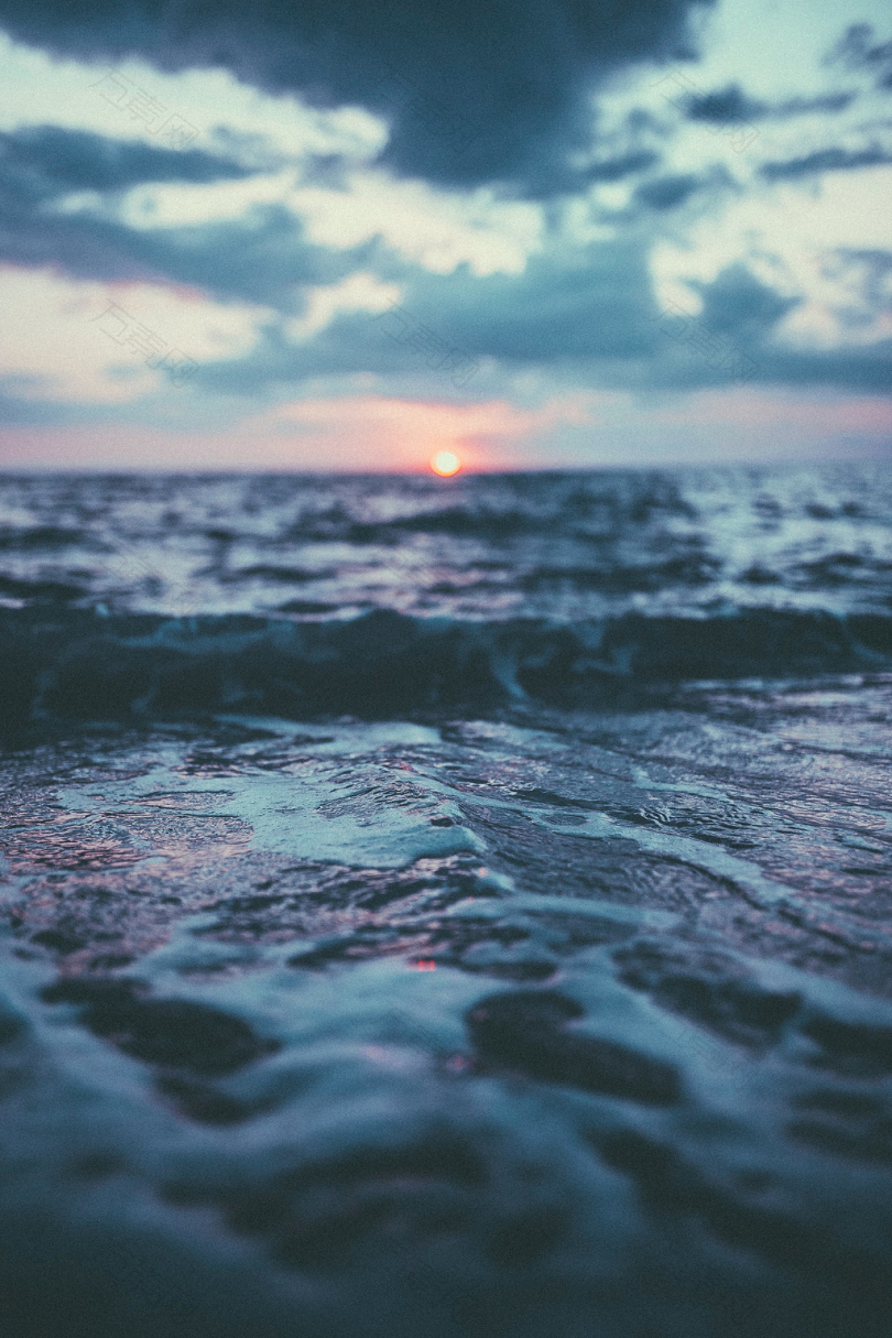 日落时波涛起伏的海水
