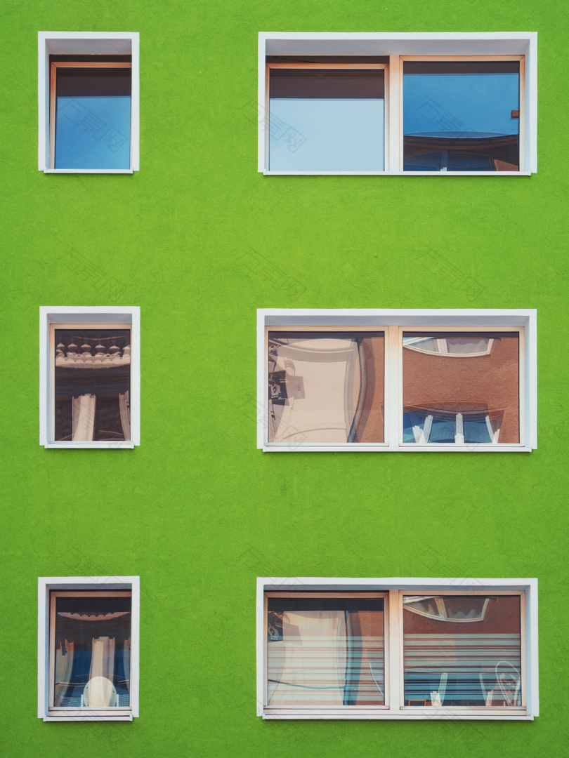 绿色建筑与窗户的建筑摄影